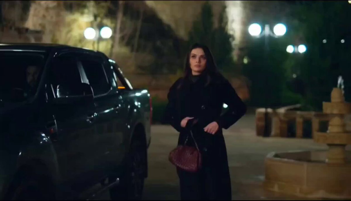 geç saate kadar kapıda karısının gelmesini bekliyor,tatlı tatlı el sallıyor,yanında yokken bile ne yapıyor ne yiyor ne içiyor öğrenip aklında tutuyor,elleriyle besliyor üzerine bir dahakine çorba yapma sözü veriyor ayy o kadar tatlılar ki cihanın böcekleri vs ilk sezon vibe verdi