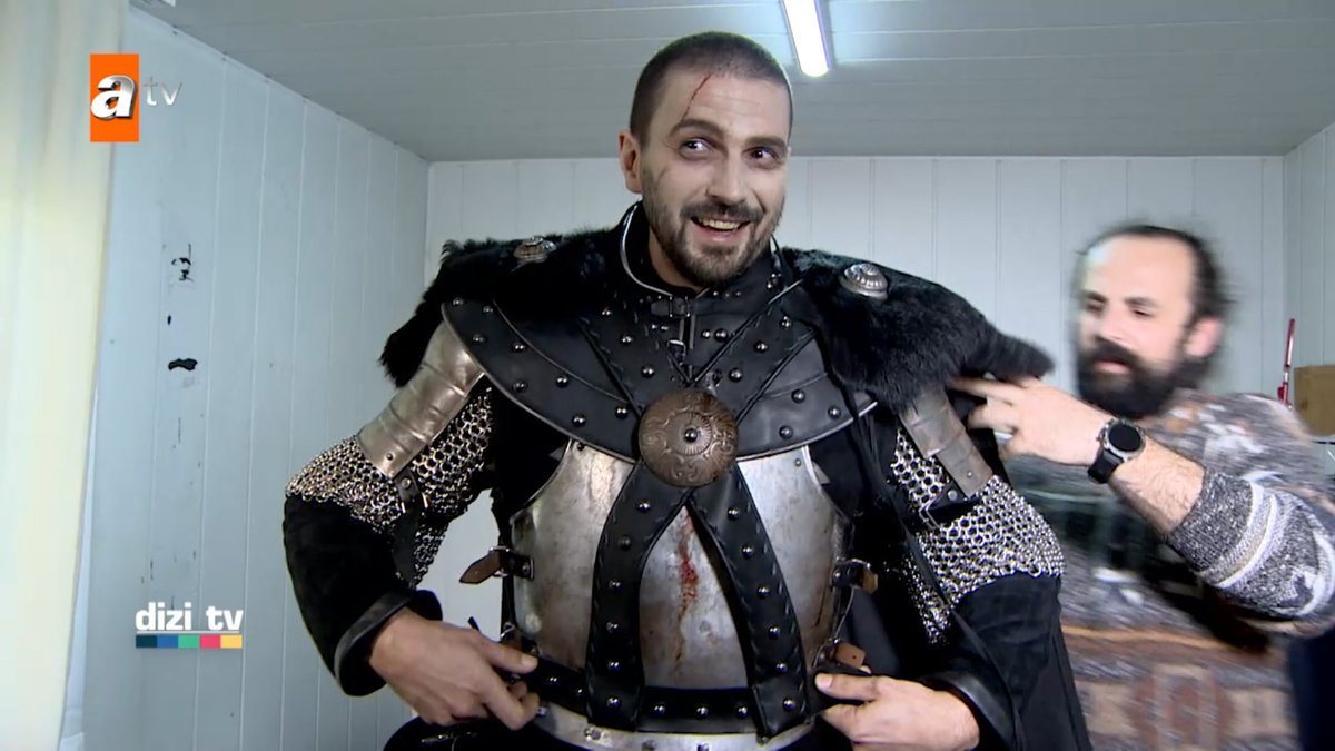 Kuruluş Orhan'ın Hektor'u Emre Kızılırmak'la dizi setinde buluştuk karaktere dönüştüğü makyaj ve kostüm hazırlığına ortak olduk... Dizi TV yeni bölümüyle Pazar 11.20'de atv'de. #DiziTV atv