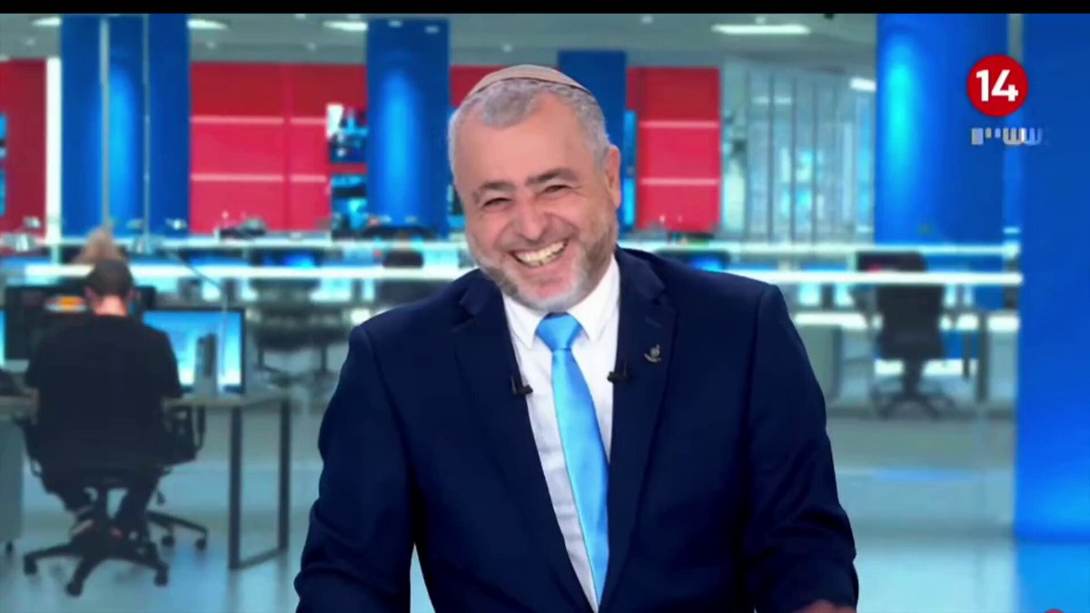 מר טאוב, זה נחמד שאתה מחליט על איזו שאלה לענות ואיזו היא בעיניך "שאלה דמגוגית שאין בה שום עניין, ושעליה כבר עניתי". זה הופך משעשע ממש כי לא שאלתי אותך שום דבר. אתה העלית על הכתב שורה של פירכות, מניפולציות וסילופים חמורים. אני הצבעתי עליהם. בתחילה הגבת לגופו של אדם, לא של עניין, ואחר כך, כשזה לא הצליח- החלטת לנתק מגע. זכותך. ובגלל שלנתק מגע לגמרי נחשב אצלך להפסד, פשוט קיפצצת לך לנושא חדש ישן תוך הפקת לקחים. אחרי שבעניין הביפרים האשמת אותי שפרסמתי משהו במטרה לסכל את המבצע, והגעת לבית המשפט בתביעת דיבה שאנחנו נמצאים בעיצומה, הפעם עברת לאיראן, ובמקום להאשים אתה "רק שואל שאלות", כאילו אתה ואני חתומים על איזה חוזה מחייב לטורניר "אמת או חובה", וזה כמובן כשאתה קובע באילו שאלות יש עניין ומהי דמגוגיה. (אני בוודאות לא הייתי מסכים לטורניר, בטח לא לחלק של ה"חובה". כבר העירו לי כמה אנשים שההתעניינות האובססיבית שלך בי, הרבה הרבה מעבר לחשיבות האמיתית שלי בשיח הציבורי- עשרות (לפחות, לדעתי עבר מזמן את ה-100) פוסטים, פודקסטים, ראיונות, משדרים מיוחדים, ציוצים, תגובות ורטוויטים- מעלים חשד אצל אותם מעירים שהעניין שלך בי נובע בכלל ממניעים אחרים.) לכן, מר טאוב, אתה לא חייב לי תשובות או התייחסות לאף אחת מהנקודות שהעליתי, אפילו אילו הייתי שואל אודות הכספים שקיבלת, אם קיבלת, מגופים הקשורים במשטר הפאשיסטי והגזעני של ויקטור אורבן, כולל החזרי הוצאות לכנסים שאתה משתתף בהם, ופלטי חשבון בנק להוכחת גירסתך, עניין שהוא חשוב מאוד בעייני. מאידך, אני לא חייב לך תשובות, לא לך ולא למקהלת הרעלנים שמישהו מפעיל פה בסינכרון מופלא. בעניין איראן- אני ממש לא מתחמק אלא ממתין בסבלנות שמישהו שגם מזדהה בשמו וגם לא יכבוש את ייצרו, יהפוך את סימן השאלה לסימן קריאה ואוכל לקחת אותו, עם האמירה שלו, לבית המשפט, שהוא יחליט, וגם יצמיד תג מחיר לעלילות הדם האלה, שלא אצטרך להתקוטט פה עם כל רעלן. באשר לכתבת החדשות בטיימס: אתה אכן מדייק לגבי תאריך הפרסום- 28 במאי. כל השאר- שוב זלזול באינטליגנציה של הצופים והקוראים שלך, ביטחון שהם לא יילכו לבדוק ולא יבינו איך אתה מאכיל אותם (שוב) בערימת הבלים. אתה כותב בהודעה אחת כי הכתבה, עליה חתומים חמישה עיתונאים אמריקאים של הטיימס ואני, חושפת "פרטים קריטיים על תכניות התקיפה" ובהודעה מאוחרת יותר אתה כותב כי היא "חושפת את תוכניות התקיפה של ישראל באיראן". עד כדי כך. בסרטון שמתחיל את השרשור הזה אתה אומר "בין השאר המאמר חושף שישראל יכולה להוציא תקיפה לפועל תקיפה בהתראה [שגיאת הכתיב במקור, נפוצה בתרגום AIמאנגלית] של שבע שעות וההתראה הקצרה [שגיאת הכתיב במקור] לא תשאיר הרבה מקום ללחץ על נתניהו לבטל את התקיפה, כך מייעץ לנו המאמר", ואז אתה עושה את התנועה הזו של גירוד באף עם יד שמאל, תנועה שמופיעה במקומות איסטרטגיים בשיח שלך, למשל כשאתה "מצטט" משהו שלא נכתב. מה שכן כתוב שם הוא שהמודיעין האמריקאי מעריך שישראל יכולה להתכונן\להיערך לתקיפה תוך שבע שעות ושההערכה הזו מדאיגה פקידים בכירים בוושינגטון. אחרי שהעלמת מקוראיך שמדובר בסך הכל על ציטוט הערכה של המודיעין האמריקאי, אתה מכנה את ידיעת החדשות בשם "מאמר", רומז למשהו דעתני, הפעם כדי להחליק פנימה תוספת למקור כאילו כך "מייעץ לנו המאמר". הידיעה הזו לא מייעצת לאף אחד כלום. היא פשוט ידיעה שכוללת דיווח על משהו שחושבים במודיעין של ארצות הברית וכיצד המשהו הזה מדאיג פקידים אמריקאים. ככה זה בעיתונות חופשית- להשתדל לדווח הכי טוב והכי אמין על העובדות החשובות. רק מי שחי בעולם רדוף וחשוך בו לא עושים שום דבר בלי מניע נסתר ישליך תמיד את ההתנהלות הזו על אחרים. מעבר להערכת המודיעין האמריקאי בתחום הזה- אילו עוד רכיבים קריטיים (עכשיו זו שאלה ממני), לגירסתך הראשונה, או הקטעים המגלים את "תוכניות התקיפה של ישראל באיראן" לפי הגירסה השנייה, יש בכתבה הזו? היות ובנתיים התקיפה התרחשה ופורסמו אודותיה פרטים רבים, תוכל גם להשוות בין מה שפורסם לבין הכתבה ולספר לנו מה חופף. הכתבה עוסקת בעיקרה במחלוקת, נכון לאותה שעה לפי הכתוב שם, בין טרמפ, שדוגל במשא ומתן ומאמין כי יצליח, ונתניהו, שרוצה לתקוף, מחלוקת שמצמצמת באופן משמעותי את הסיכוי שתקיפה בכלל תתרחש. אתה תוכל לטעון שעצם הפרסום על מחלוקת בין נתניהו וטרמפ בשאלת התקיפה הוא משום סוד כמוס, אבל אז אתה בהתנגשות חזיתית עם שני היקירים לך. לפי לשכת ראש הממשלה והעומד בראשה, הכלול בכתבה הזו הוא פייק. שני המנהיגים, לפי ההסבר הזה, היו מתואמים אחד עם השני עוד הרבה קודם, כל הדיבורים על מחלוקת ביניהם הם פרי הונאה אסטרטגית מתוחכמת כדי להוליך שולל את האיראנים ולהגיע למצב של מתקפת פתע מושלמת. ערוץ הבית שלך, 14 בשלט, טען בסיפור עסיסי במיוחד כי הכתבה שאתה מדבר עליה הייתה פרי של אותה הונאה, שלא כוונה רק כלפי איראן, אלא הייתה גם "מבצע נקמה" נגד כמה עיתונאים ואני בראשם. תידרוכים יזומים שקיבלתי, סיפר הָאֶקְפּוֹזֶה שׁוֹמֵט הַלְּסָתוֹת, הפך אותי ל"סוכן משוטה". וזה כמובן מעלה את השאלה, איך אני יכול להיות סוכן משוטה, טועה ותועה, שמפרסם שטויות שבלבלו שני אוייבים- גם את התקשורת וגם האיראנים, ובאותו זמן לפרסם את "פרטי התקיפה הישראלית באיראן" כפי שאתה טוען? ואפרופו ערוץ 14: אני, כך מספרים בערוץ, נפלתי חזק בהונאה של לשכת נתניהו אבל החברים שלך שם, שועלי עיתונות חוקרת ותיקים שכמותם, אותם לא הצליחו לסדר, הם לא הפכו משוטים וידעו בדיוק מתי ישראל עומדת לצאת להתקפת הפתע שלה. לא רק ידעו, מתברר, אלא גם עשו הכל ששאר העולם יידע. וכך, זמן קצר אחרי שמתפרסם שהמימשל הורה לפנות את הסגל האמריקאי מכמה מדינות במפרץ, עם בני המשפחות, איתות ברור למלחמה מתקרבת, הולך וגובר החשש בישראל כי ביחד עם סימנים מעידים אחרים שנקלטו בטהרן, איראן תבין את האירוע. נתניהו ישחזר לימים כי "ההונאה כמעט וקרסה" והאיראנים, "הם כמעט ראו את זה". דווקא ברגע הכי מותח ומתוח במלחמה כולה, כשהכל על בלימה, ערוץ 14 פוצח בשרשרת פרסומים ש"גם אם חייזר היה צופה בהם" כדבריו של בכיר בקהילת המודיעין, "היו נותרים אצלו ספקות מועטים בלבד באשר לכוונותיה של ישראל." יום לפני התקיפה אומר יעקב ברדוגו כי ""ישראל קרובה בעיניי לתקיפה באיראן הרבה יותר בלוח זמנים מאוד קצר ... אנחנו במהלך של ימים ספורים לקראת תקיפה באיראן... הפור נופל גם בישראל, גם בארה״ב, שלא יהיה מנוס מתקיפה באיראן. עם כל מה שמשתמע בדבר הזה." ביום התקיפה על רקע המשבר הקואליציוני עם החרדים שנראה היה שעומדים לפרק את הממשלה מפתיע שמעון ריקלין כשקובע דווקא את ההיפך. "לא. לא יהיה" הוא אומר בחיוך מיסתורי על פיזור הכנסת, שיעני יש משהו גדול יותר אפילו מזה. ואז הוא מוסיף פתאום "אני שומע את המנועים" יערה זרד: מה המנועים? ריקלין: שומע מנועים לא יודע למה (מחייך מבסוט כממתיק סוד, ומסחרר את ידיו מסביב לראשו בתנועה סיבובית) זרד:"וזה לא המנועים של המפלגות החרדיות של אדלשטיין? ריקלין:" לא, אני שומע מנועים ממש, לא יודע למה" בחדשות הערב של 14 באותו יום, שעות ספורות לפני תחילת התקיפה, אלוף (מיל') יפתח רון-טל אומר באופן חד משמעי כי "ישראל תתקוף באיראן על מנת להשמיד את יכולת הגרעין של איראן. זאת עובדת חיים.... וזה לא יהיה מטס אחד. אנחנו יודעים להגיע לשם, אתה יודע מה-אף אחד לא שומע אותנו, כמה שאנחנו רוצים. איראן חלשה מתמיד, זאת הזדמנות היסטורית, מנחה: רון-טל, כשאתה אומר ישראל תתקוף באיראן, זה עניין של ימים, שבועות, חודשים? אלוף (מיל') רון-טל עונה "ימים", ואז חושב לרגע ומתקן את עצמו ואומר "שעות" לישראל היה מזל עצום שאף אחד לא קלט את שלל האותות הללו. ככל הנראה מי שאחראי על האיסוף והעיבוד של חומרי ערוץ 14 במודיעין האיראני חלה או שקע בשינה עמוקה. מר טאוב, לנוכח הדאגה הרבה שהפגנת בעניינים של ביטחון המדינה, אני בטוח שהדברים שפירטתי כאן (וזה רק על התקיפה באיראן, יש עוד רשימה ארוכה של פרסומים דומים בערוץ 14 עם מידע שעשוי היה לסייע ליריב, לסייע מאוד) ידירו שינה מעיניך ואתה תדע לבדוק ולהציף אותם לעולם.