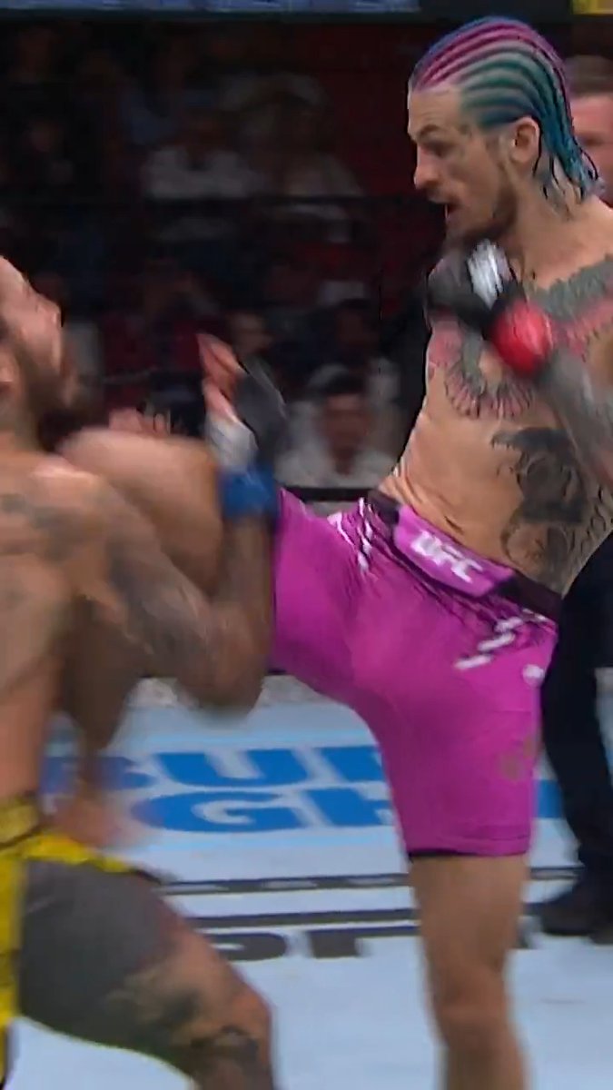 THAT KNEE 🤯 🦵 #UFC324 How on earth did Chito Vera take this shot from Sean O'Malley?!
