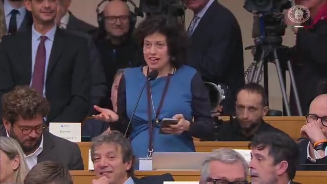 "Presidente, siamo all'ultima domanda. Non ci vedremo più fino all'anno prossimo" 💀