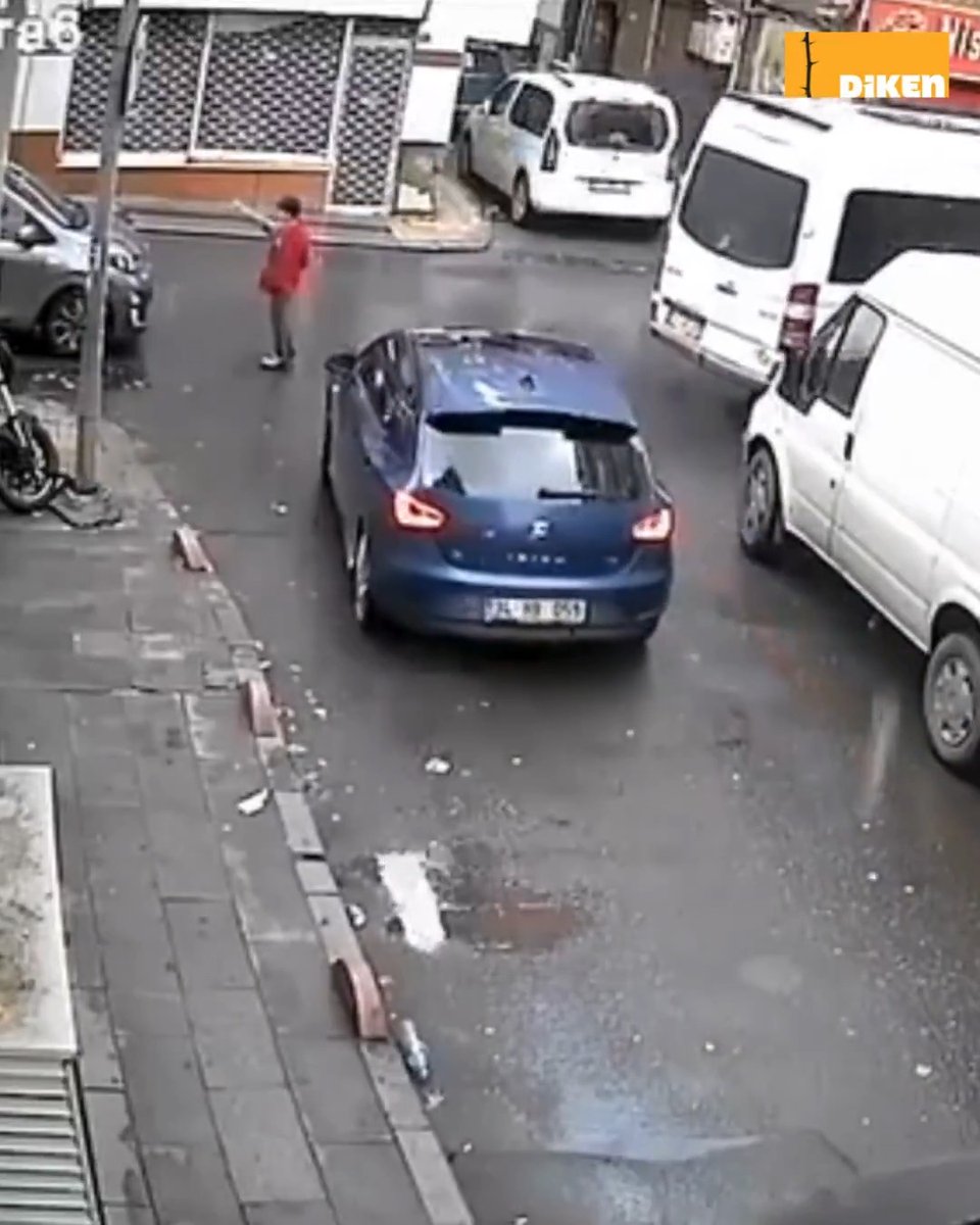 İstanbul'un Bayrampaşa ilçesinde bir çocuk, ambulansa yol açmak için diğer yöndeki trafiği durdurdu