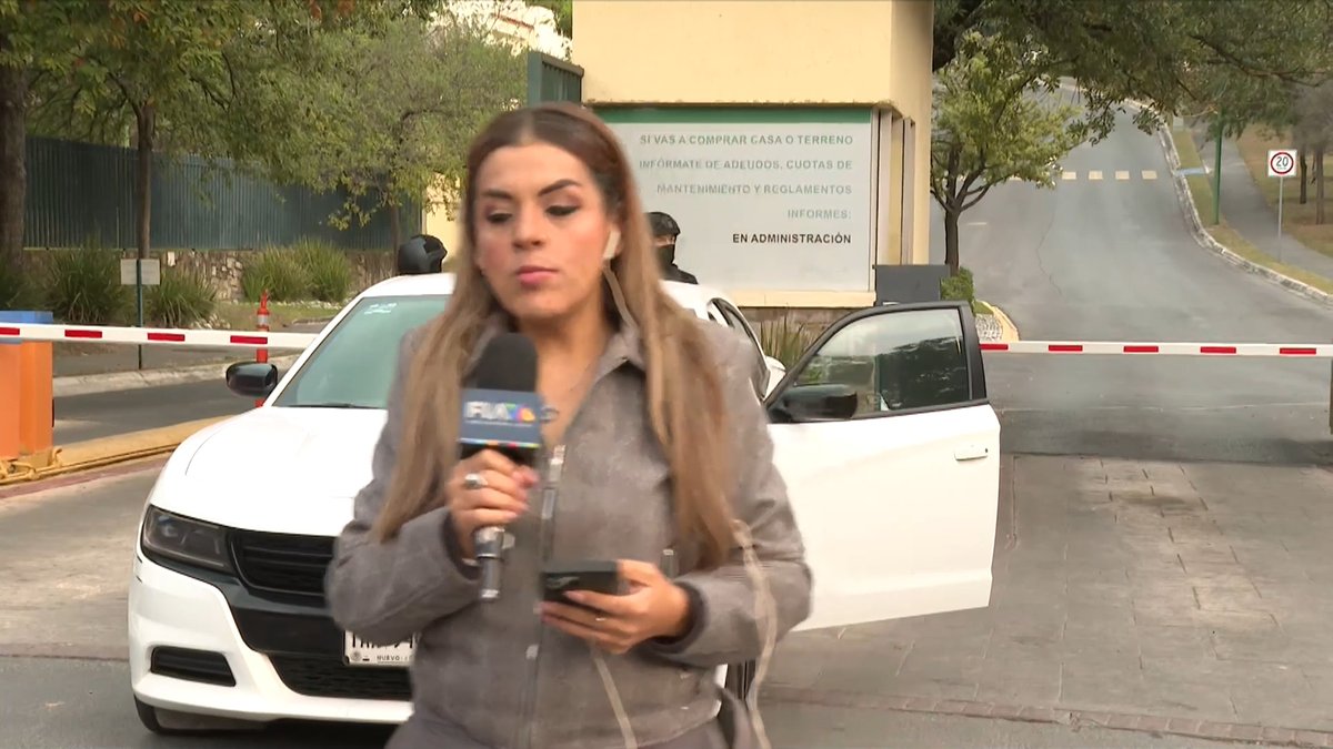 #ÚLTIMAHORA 🚨 Despliegue de seguridad en Sierra Alta Autoridades realizan un operativo contra el narcomenudeo en la col. Sierra Alta, específicamente en Plaza Rincón de Las Rosas. En el lugar se observa la presencia de al menos 10 unidades oficiales y dos vehículos tipo Black Mamba. De manera preliminar, la investigación estaría relacionada con presuntas sustancias ilícitas.