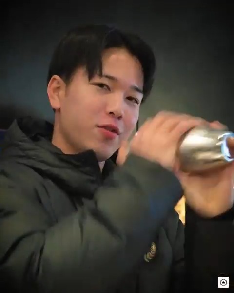 ／ バーテンダー体験🍸️ ＼ 9日、川崎フロンターレの選手たちがホームタウンの商店街挨拶回りを実施。 山原怜音選手・宮城天選手は訪れたバーでシェイカーを振ってカクテルづくりを体験しました。 🐬#frontale #2026川崎商店街回り 🎥金田慎平 / Shimpei Kanada