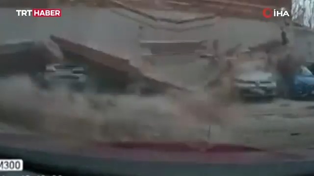 Eskişehir'de fırtına metruk bir binanın duvarını yıktı.