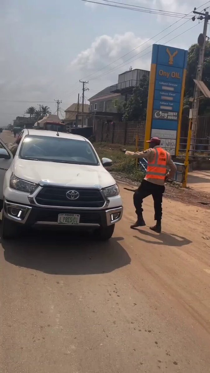 Between Federal Road Safety officials and a Hilux driver 🙆😳🤯