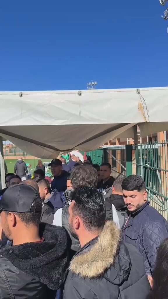 Tout ça pour l'entraînement de L'EN🇩🇿 même le journaliste de Bein est choqué 😊 Allah Yester, on a dit la HYPE = ALGÉRIE et personne d'autre. Qu'Allah nos protège du mauvais œil et les magouilles de la CAF &amp; l'édenté.