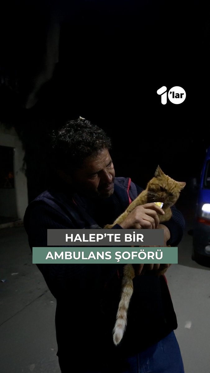 Halep’te çatışmalar sürerken Suriyeli ambulans şoförü Muhammed Alaa, yaralılara ilk yardım ediyor, terk edilen sokak hayvanlarını besliyor.