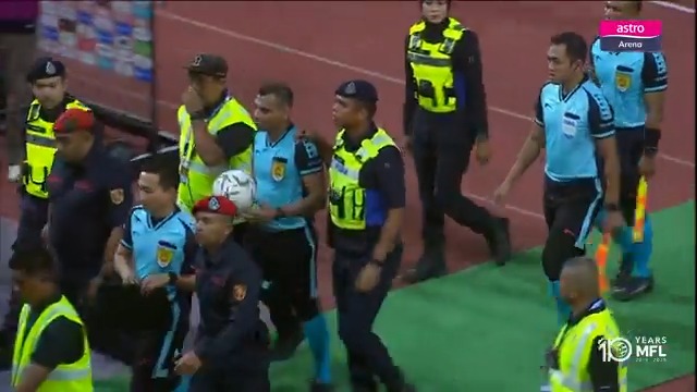 Usai 90 minit di Paroi, Logeswaran diusung keluar dengan bantuan anggota polis. Para penyokong juga tidak terlepas mengucapkan selamat tinggal kepada beliau. 😅 #LigaSuper2526 #DemiLigaKita