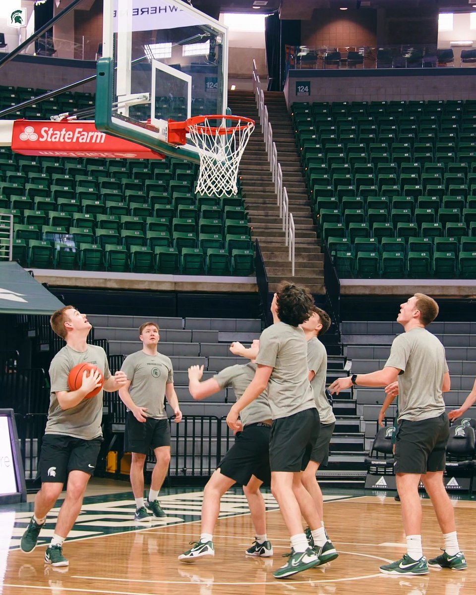 This needs reposted a million times Managers are the fuel that keep college programs moving Selfless, hard working, and dedicated human beings Would hire a manager 100/100 times (Via Michigan State Men's Basketball 🎥)