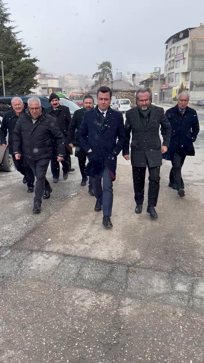 Bugün Mamak’ta hem esnaflarımızı ziyaret ettik hem de vatandaşlarımızın evlerine gittik. Suyu olmayan vatandaşlarımıza yardım etmeye çalıştık. Sıcak evinde oturup suyu kesilmeden akan Mansur Yavaş ise bu tabloya rağmen hâlâ istifa etmiyor.