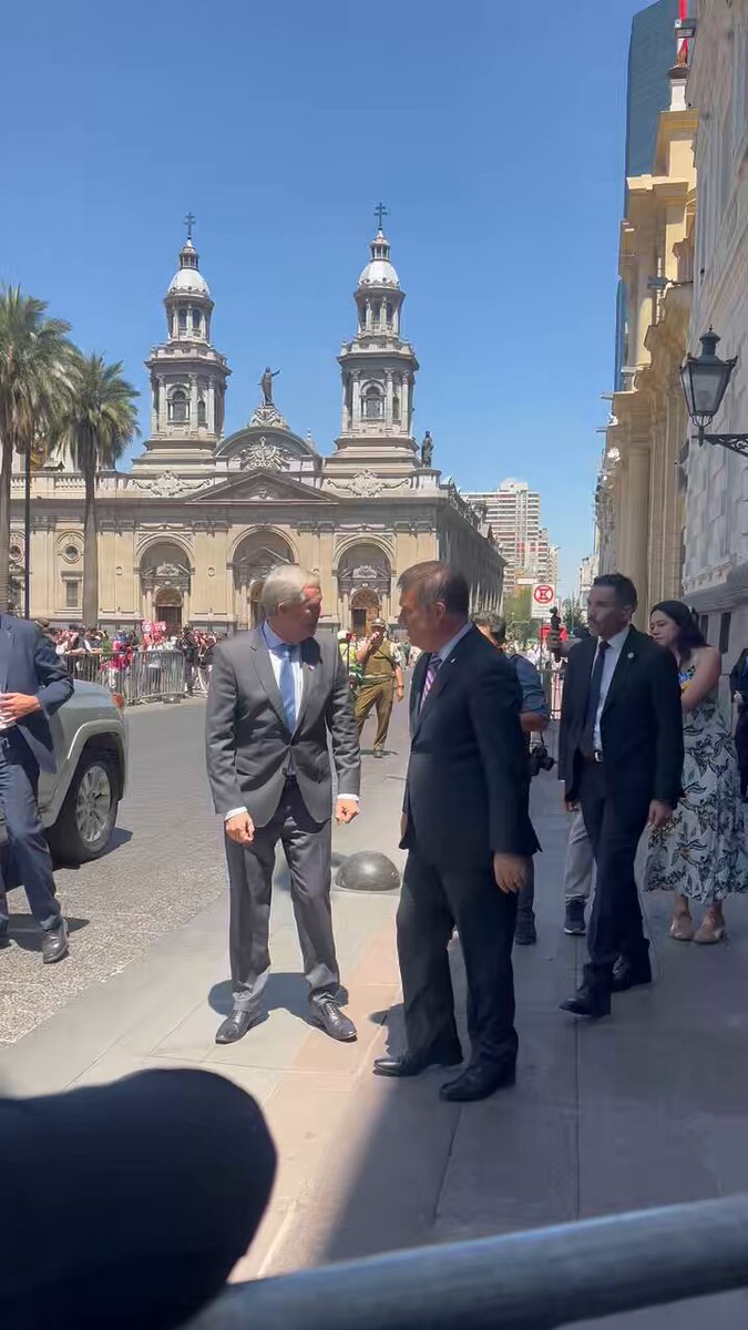 Jamás se había visto algo así con un Presidente que aún no asume …La gente espontaneamente lo Ovaciona por montones y no es un “acarreo” como con el que se fue …( o aún sigue de presi ??😂)