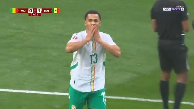 🇸🇳 Iliman Ndiaye profite d'une boulette du gardien du Mali et ouvre le score pour le Sénégal !