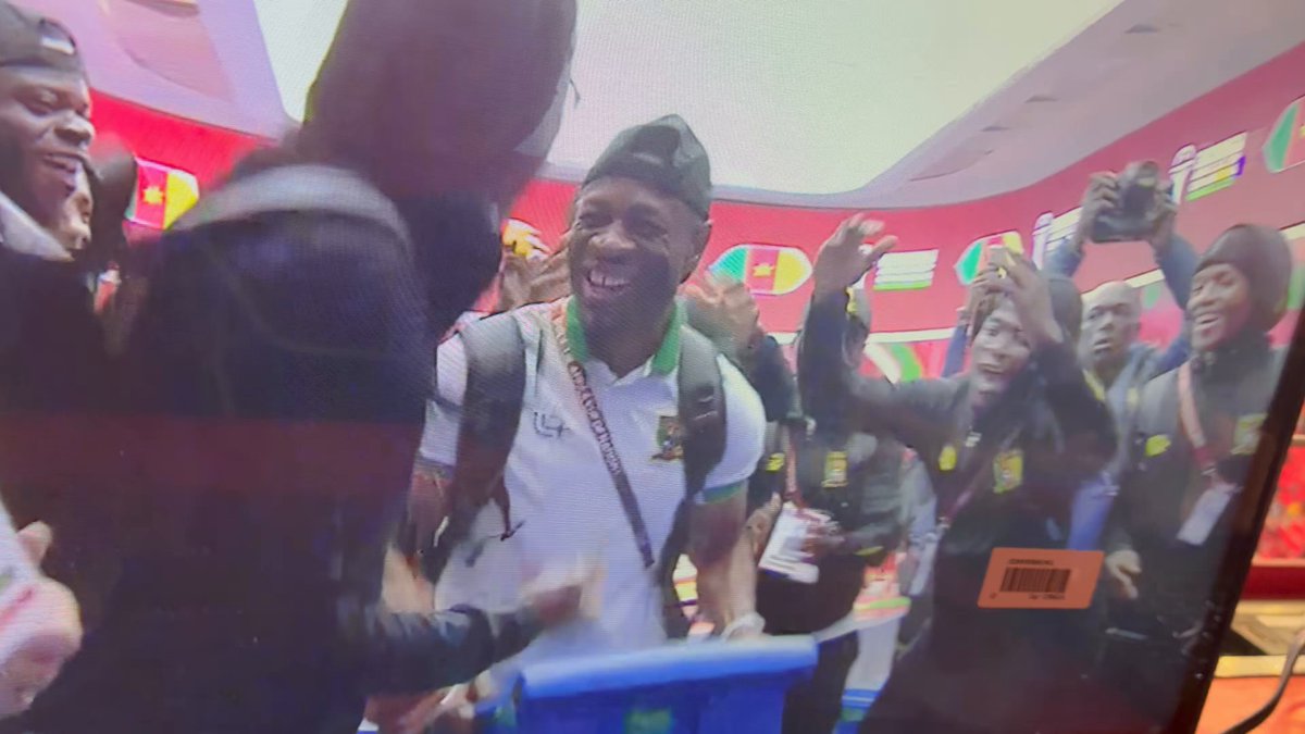 Aucune pression pour le Cameroun qui s’amuse dans le vestiaire avant le choc face au Maroc. Détente. 😎