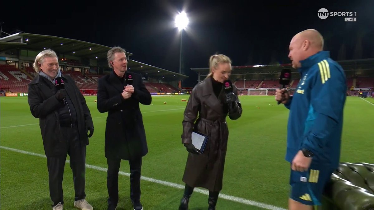 If you've ever wanted to see how Sean Dyche takes a penalty, here you go! 😅 🎙️ Laura Woods | 📺 TNT Sports & discovery+ UK