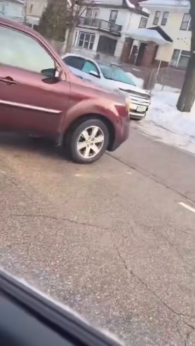 🚨 JUST IN: This video shows the moments leading up to the shooting of Renée Good during an ICE operation in Minneapolis. Show this to anyone who says she didn’t hit the agent