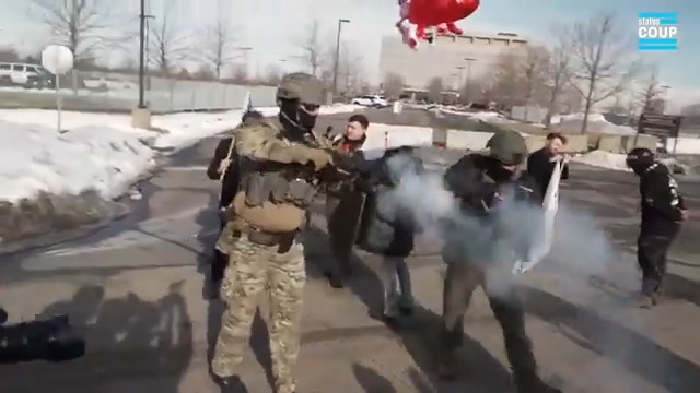 🚨ICE agents act as SECURITY for right wing agitators, shooting pepper balls at protesters that attempt to walk in the same area as them. Via Jon Farina and JT Cestkowski LIVE NOW ⬇️