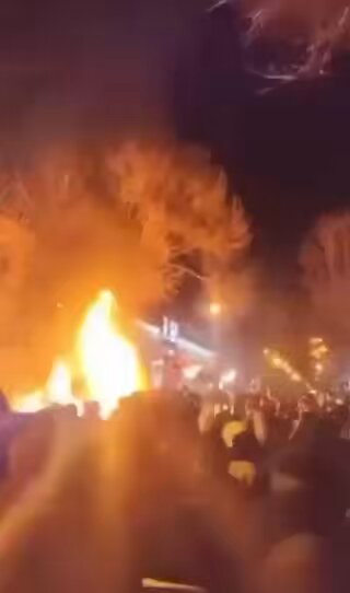 🚨 BREAKING – TEHRAN | SATTARKHAN Public gatherings are under way on Sattarkhan Street in Tehran. Crowds are being heard chanting: “Death to the dictator.”
