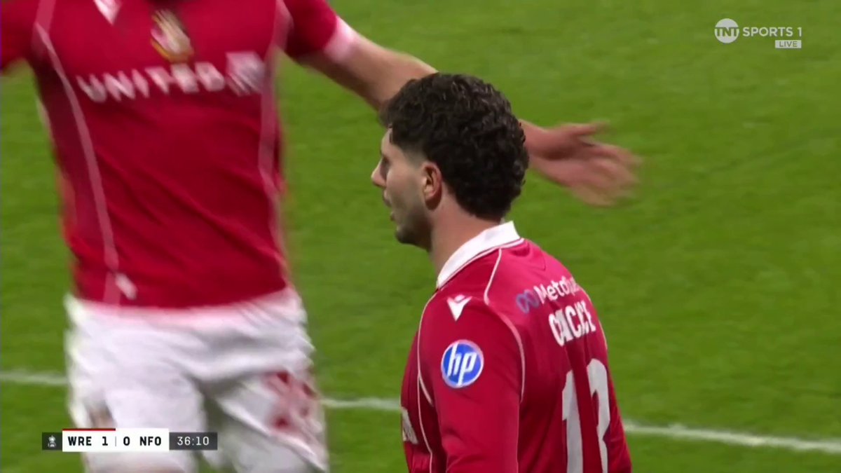 THE SCENES! 🤯 Wrexham score two quickfire goals to take the lead against Nottingham Forest 👀 📺 TNT Sports & discovery+ UK