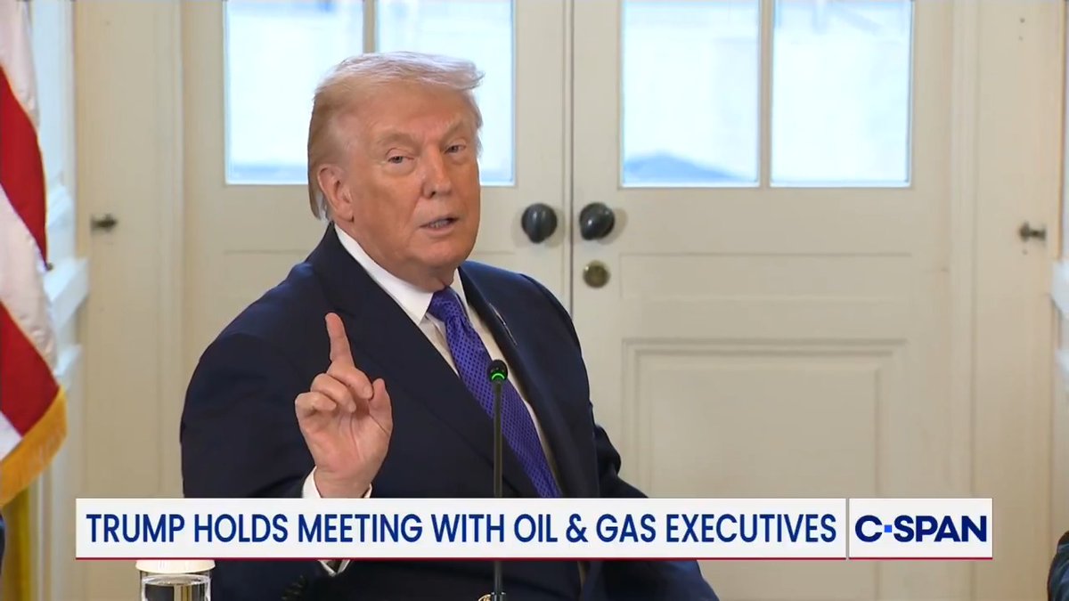 President Trump at meeting with oil &amp; gas executives: "Wow, what a view! This is the door to the ballroom...Unusual time to look."
