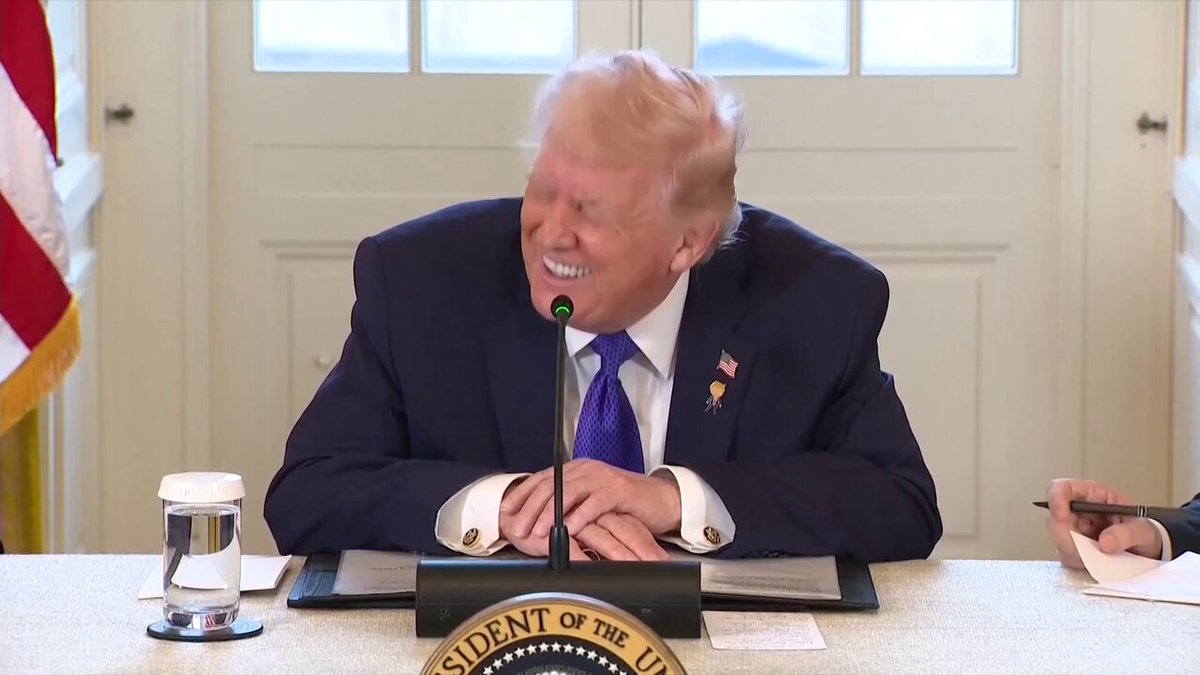 Marco Rubio hands Trump a note that was meant to be private and then Trump reads it aloud