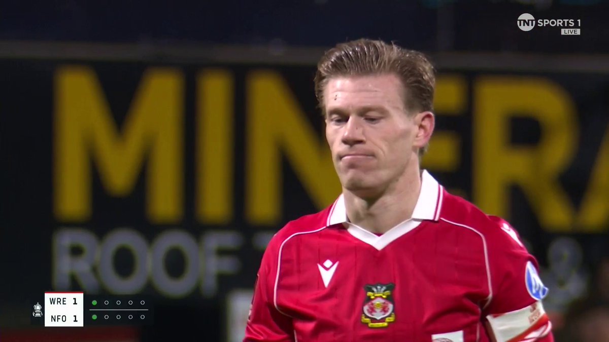 James McClean misses the target from the spot... And then Igor Jesus fails to take advantage of it! 😳 📺 TNT Sports &amp; discovery+ UK