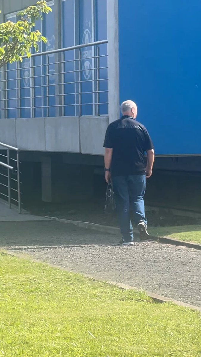 Quem será esse senhorzinho lendário entrando no CT pra mais um dia de trabalho? Simplesmente o maior nome que já pisou nesse lugar, o dono de tudo 🙇🏻‍♂️🧉👴🏻🇪🇪