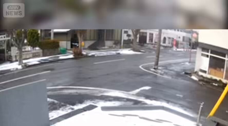 新潟の道路陥没見て思ったわ。 やっぱ人よりコンクリートだわ！！ 5年前の点検で「表面荒れ」放置してた市の怠慢が招いた惨事だろ！！ 人的被害ゼロで済んだのは運が良かっただけ。 新潟県は全国ワーストの陥没多発地帯なんだから、次は人命かかる前に、老朽コンクリート管の総点検しろよ！！