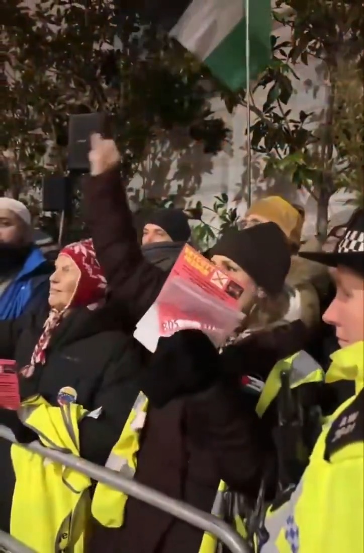 Another Jewish business targeted. This time in London. Since when did foodies and chefs have control over a government's actions? This is just hateful and in bad taste. 🎥: 🎗️Call me The Ultracrepidarian🇬🇧 🇮🇱+🇯🇴=2SS