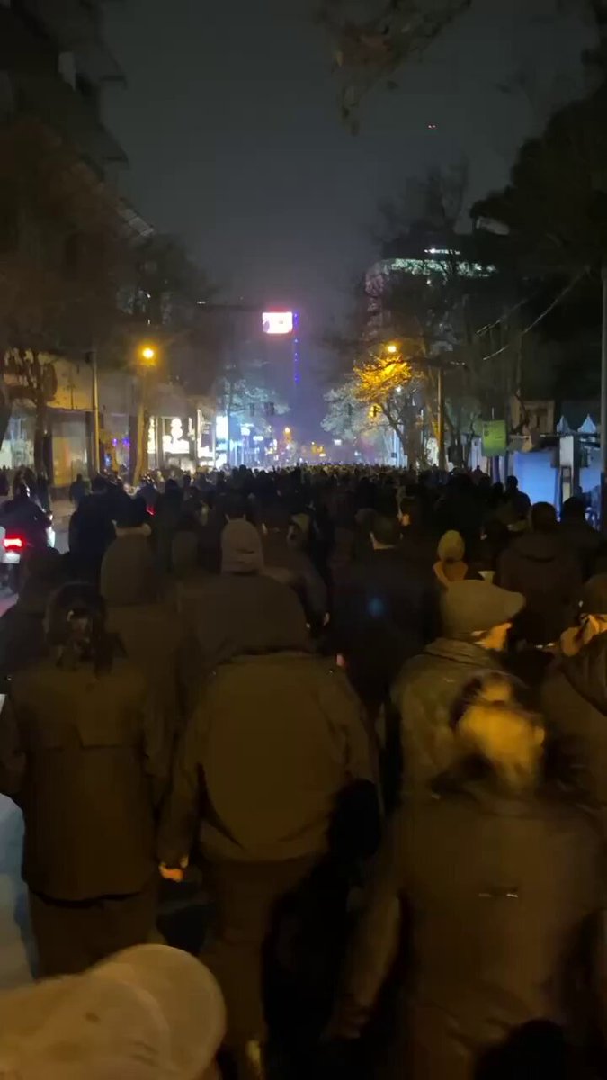 🇮🇷 今夜、テヘランが歴史を変える！🕊️ 通信遮断されても、「スターリンク🛰️」で真実が世界へ届く。 イラン国民の勝利は近い！✊ 女性はすでにヒジャブを脱ぎ捨てている。
