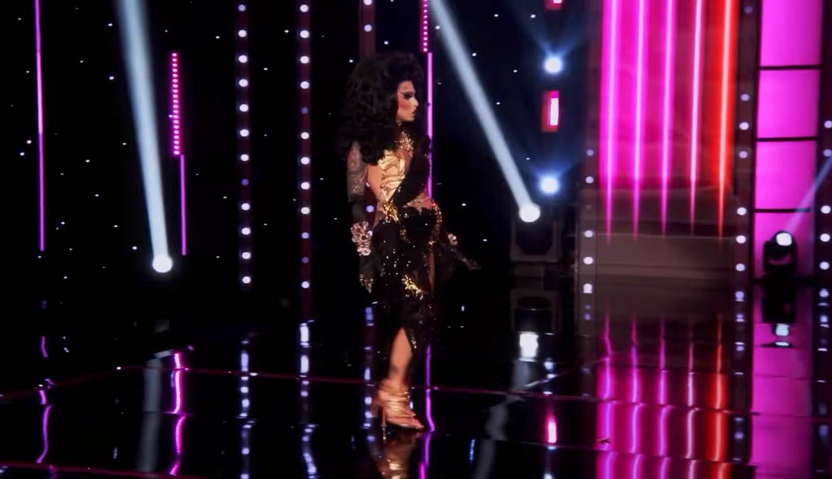 FOR THE 2ND WEEK IN A ROW SHE’S STILL WALKING LIKE THAT LMAOOOOOOOOOO #dragrace