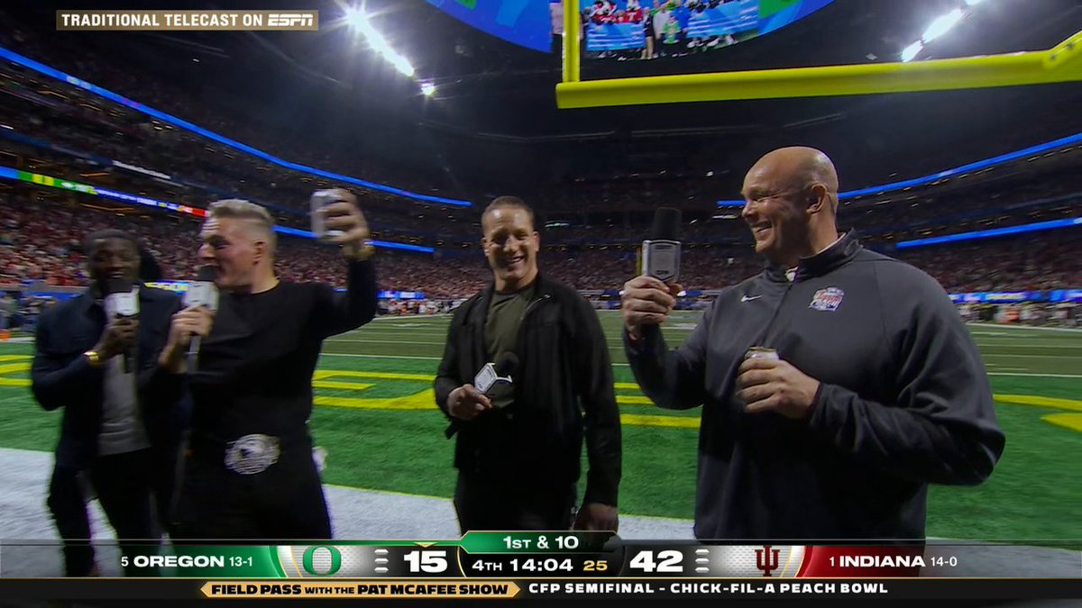Mic in one hand, beer in the other 😂 Watch the CFP semifinals Field Pass presented by Pat McAfee on ESPN2 and the ESPN App ➡️