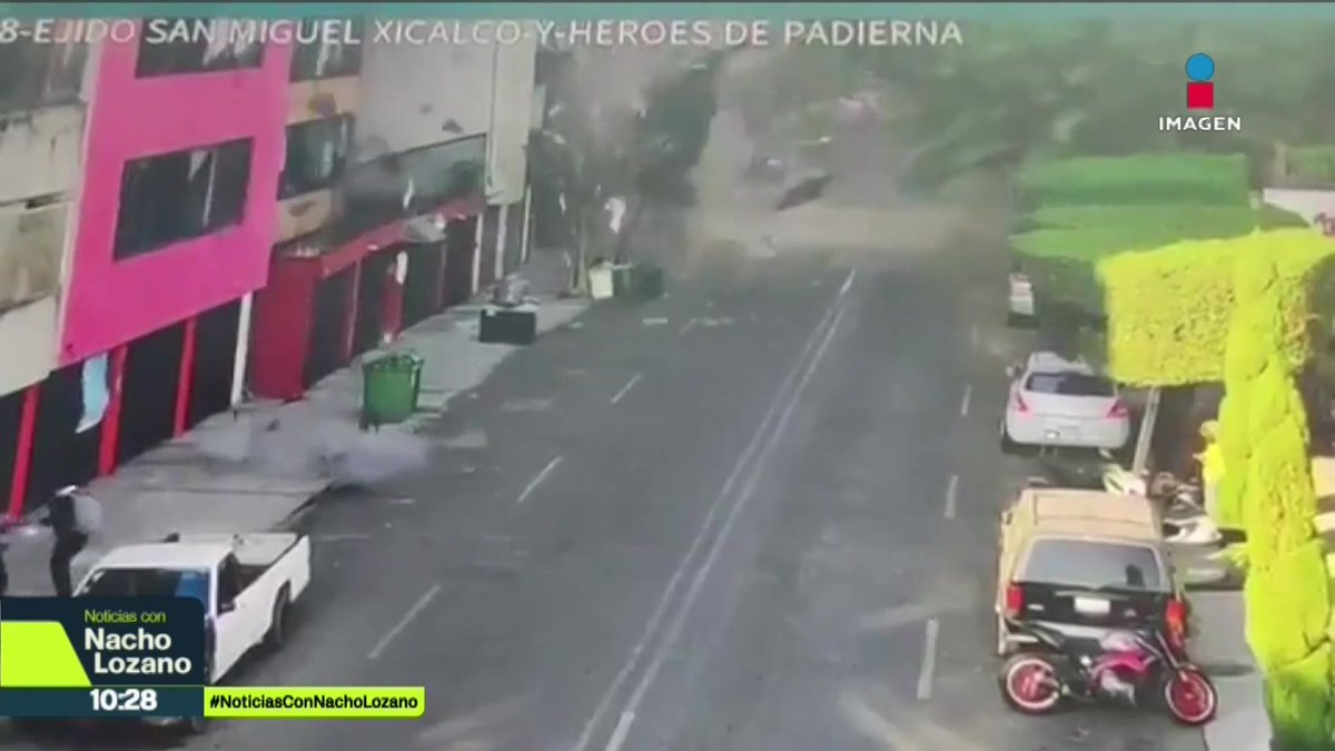 Más de dos mil personas fueron desalojadas por la #explosión que generó una acumulación de gas en la colonia Paseos de Taxqueña, en #Coyoacán, #CDMX. Dos de las víctimas son los inquilinos de la tercera edad que habitaban el departamento que explotó. Estos son los saldos: