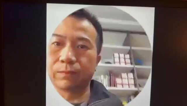 转发：来自China Aid的最新消息——秋雨圣约教会李英强长老夫妇双双被捕，被捕前为孩子留下的视频 （四川成都-2026 年 1 月 8 日）2026年1月8日，一段视频在网络上流传。视频中，成都秋雨圣约教会李英强长老与妻子张新月，提前为他们的两个孩子录下了一段话。他们对孩子说： “卡尔松、小弟，如果有一天你们看不到爸爸妈妈了，就记得今天我们一起唱的这首诗歌。” 他们随后唱起诗歌《众山怎样围绕耶路撒冷》，歌词是：“众山怎样围绕耶路撒冷，神也怎样围绕祂的百姓。” 视频中流露出的，是这对夫妇为可能失去自由、甚至与孩子分离所做的预备。 就在两天前，成都警方针对秋雨圣约教会展开新一轮大规模抓捕行动，李英强长老和张新月姐妹双双被捕，他们的两个孩子——14岁的姐姐卡尔松和11岁的弟弟——也被一同带至派出所，姐弟俩依偎着在派出所坐了一整夜。 同日，该教会多名核心人员一度被带走，目前，仍有数位人员被扣押。这是自2018年12月9日针对该教会的大抓捕行动以来，时隔七年的又一次大规模抓捕。 七年前的“12·9”大抓捕 2018年12月10日下午，包括王怡牧师在内的教会长老、同工及上百位基督徒被警方同时控制、失联。整个秋雨圣约教会五百多名会友，几乎每一户家门口都被部署了大量警力。 按既定安排，李英强长老当时暂时躲藏。12月10日下午5点，在逃亡途中，他通过脸书向全体会友发布了一封公开信，呼吁大家为即将到来的逼迫做好准备。他在信中写道： “感谢主！祂使我们在2018年即将结束的时候，得到这次12.9的大逼迫作为赏赐。” 他代表教会再次重申信仰立场的底线：秋雨圣约教会不会向宗教局登记，也不会加入“三自”；即便只能在户外，也要坚持公开敬拜，除非教会所有成员都失去自由。 他嘱咐尚在自由中的长老，承担起牧养全教会的责任，并强调： “小组聚会是教会最后的底线。如果还有任何一点可能让全教会一起敬拜，我们绝不退回到小组。如果连在小组、在基督徒个人家庭中的敬拜也要受到干扰，我们愿意付出更大的代价……即便有两百人、三百人、五百人被抓、被关，让全世界知道，我们是为信仰甘心乐意承受这样的逼迫。” 被捕、羁押与持续逼迫 2018年12月11日凌晨2点，李英强长老在成都被警方抓捕，以“涉嫌寻衅滋事”被刑事拘留，关押于成都市看守所。 在刑拘期限即将届满之际，当局又以“涉嫌非法经营”为由将其正式逮捕。 2019年8月16日，因“羁押期限届满，案件尚未办结”，李英强被取保候审，并于当天被遣送回湖北老家。 2020年8月14日，取保候审期限届满，解除取保后，李英强夫妇不顾可能面临的持续逼迫，立即返回成都继续服侍教会。此后，他们不断遭遇警方传唤、威胁、断水断电断气、强迫搬家、拘留，甚至被警方开车强行送离成都。 再次分离的家庭 在七年前“12·9”大抓捕前夕，李英强长老也曾提前为孩子们录制视频，告诉他们：“上帝可能要派爸爸出一趟远门，你们要听妈妈的话。” 那时，卡尔松7岁，小弟才4岁。那一次，李英强被关押八个月，母亲始终陪伴在孩子们身边。 而这一次，夫妻二人同时被捕，两个孩子失去了父母的陪伴，目前由姥姥照顾。外界担心，张新月姐妹长期患有抑郁症，在警方疲劳式、轰炸式的审讯和威胁之下，其身心状况令人深切忧虑。