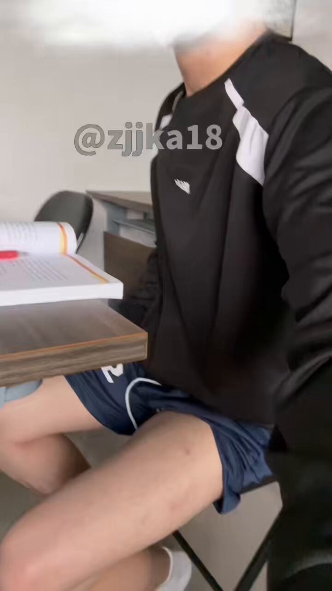 接粉丝宝宝的定制，这是我特别喜欢的一个定制，感谢🐙宝宝的定制🥰 分享给大家看看嘿嘿，这个没有完整的，定制内容只属于🐙宝宝哦😘 #暴露 #任务 #大学生 #腹肌大鸡吧