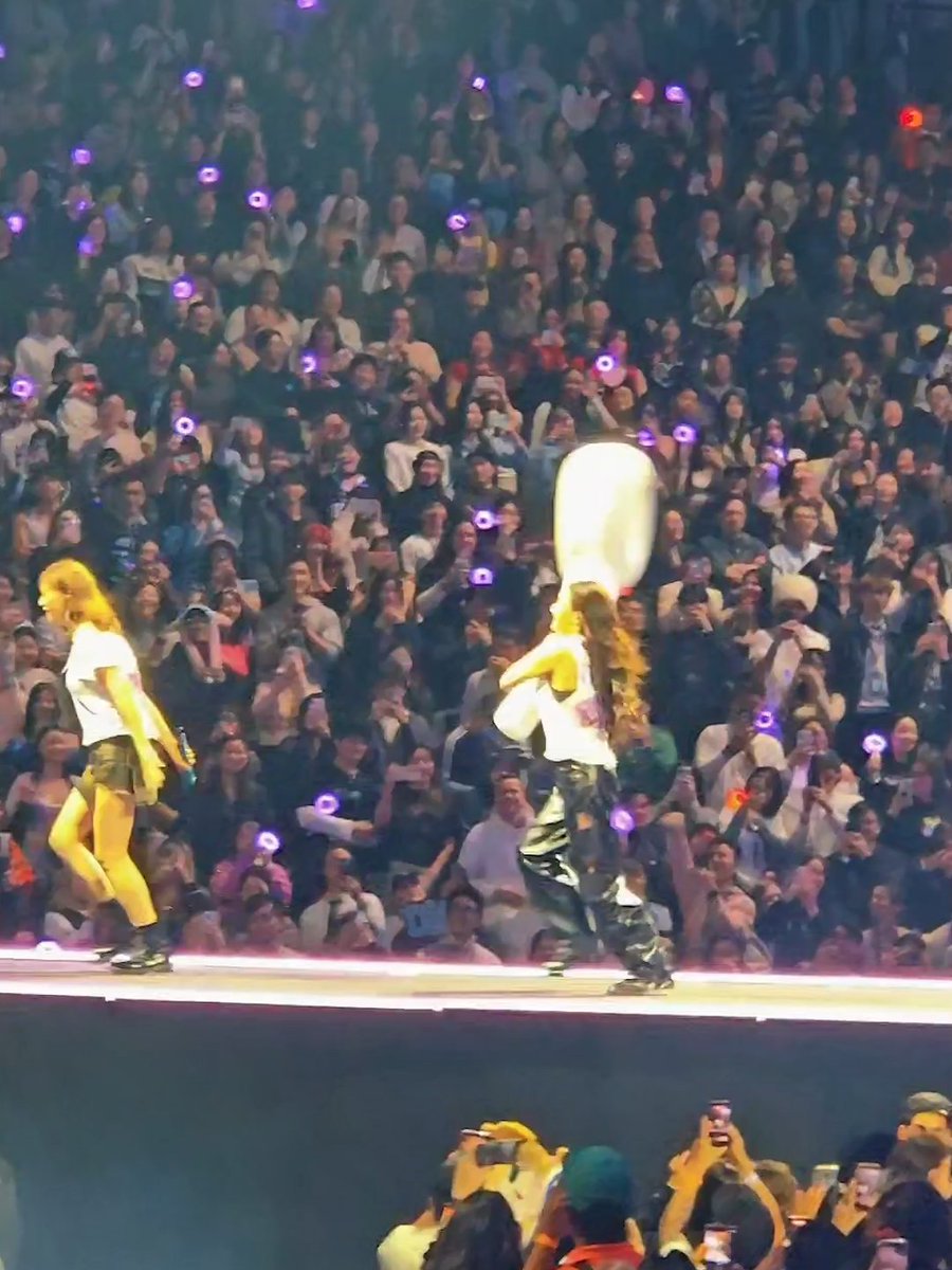 THE GIANT CANDYBONG MADE IT TO NORTH AMERICA, JIHYO HITTING JEONGYEON WITH IT 😭