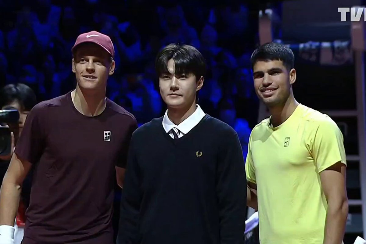 sehun with jannik sinner and carlos alcaraz during photo time .ᐟ 🥹🤏🏻 #OurCoinTosserSEHUN #세훈x현대카드슈퍼매치