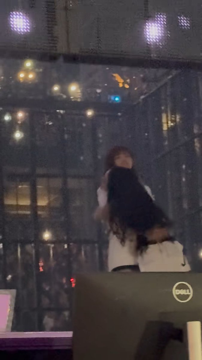 Chaeyoung hugging and leaning on Jeongyeon right when the song ended 🥺