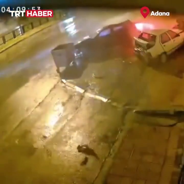 Adana'da kayarak ilerleyen bir otomobil, park halindeki 2 aracı pert etti.