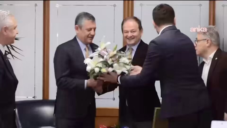 CHP Genel Başkanı Özgür Özel, Parlamento Muhabirleri Derneği’ni ziyaret etti. Ziyarette, #ÖzgürÖzel ile Parlamento Muhabirleri Derneği Başkanı #KemalAktaş karşılıklı fikir alışverişinde bulundu.