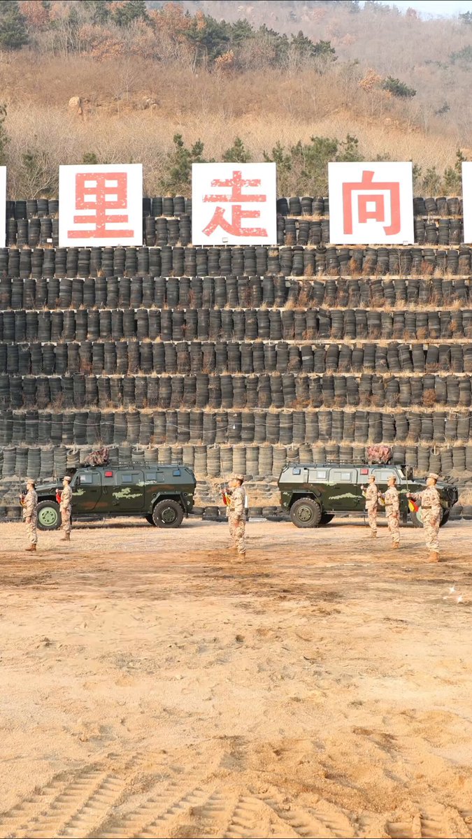 昨天山东武警官方号在抖音发的这条大刀队视频，评论区瞬间沦陷没法看了。