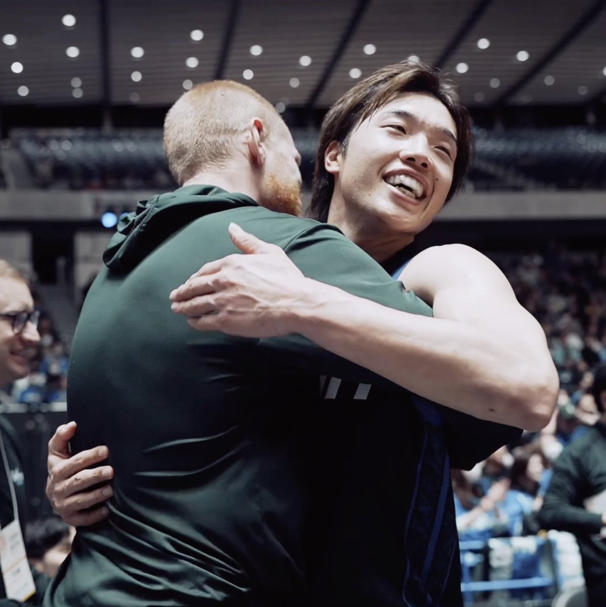 シーホース三河が決勝進出！ ファンと喜びを分かち合う選手たち🙌 🎫1/12(月・祝)決勝戦のチケットは好評発売中！ シーホース三河 #天皇杯バスケ