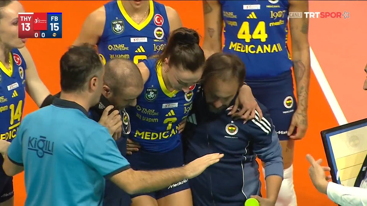 Rakip oyuncu sıçradığında ayağını karşı sahaya doğru atıyor.Evet isteyerek yapmıyor olabilir ama bu resmen sakatlanaya yönelik hareket. Tam görünmüyor ama Hande ya onun ayağına basıp bileği burkuluyor ya da rakibin darbesiyle bileği dönüyor.Olacak iş degil