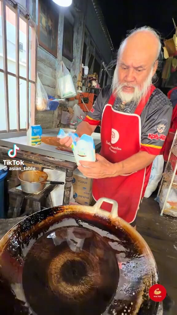 มึง มาดูคุณลุงทำขนมสายไหมกัน ทุกอย่างมีขั้นตอน พิถีพิถันมาก ต้องยืดน้ำตาล จนกลายเส้นไหมให้กินเลย ขนมไทยเราสุดยอดมากจริงๆ !!!!