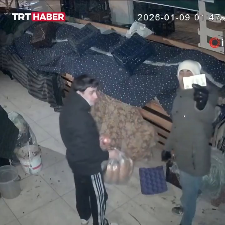 Gaziantep'te iki genç, kapalı olan manavdan aldıkları soğanı kameraya gösterip parasını tezgaha bıraktı.