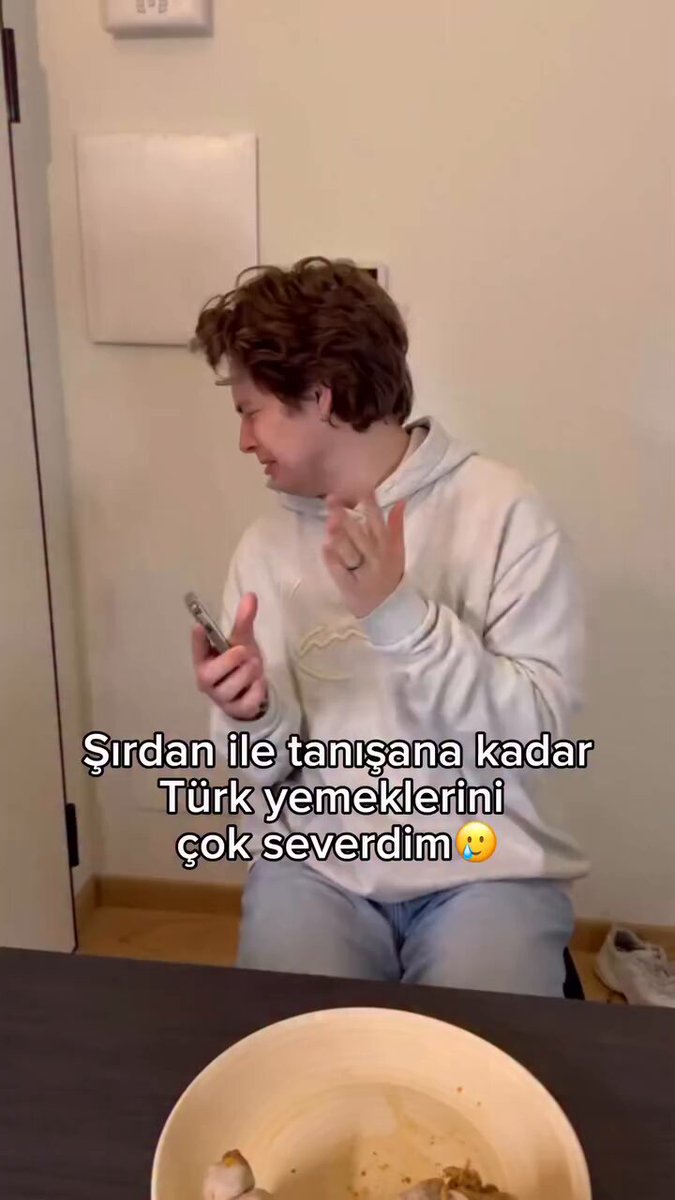 Türk kültürünü seven bir İtalyan: “Şırdan ile tanışana kadar Türk yemeklerini çok severdim. O kadar kötü ki yunanlar da çalmamış bu yemeği.” “Makarnayı da yoğurtla yemeğin abicim.”