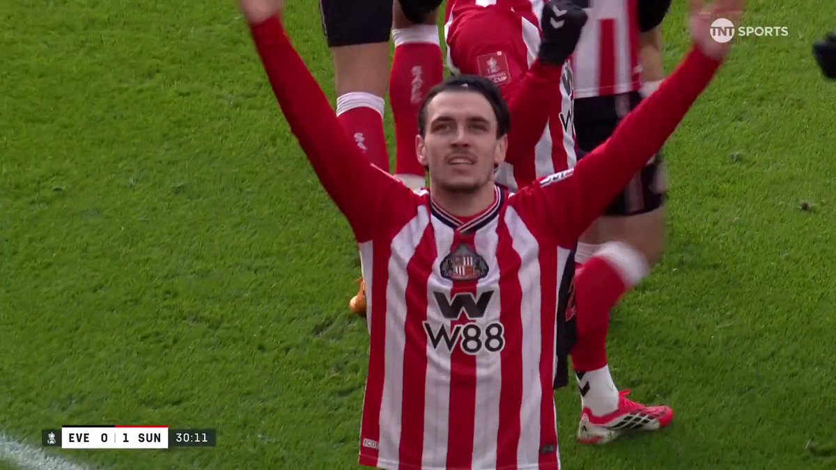 Enzo Le Fée with a beautiful volley to hand Sunderland the lead 👏