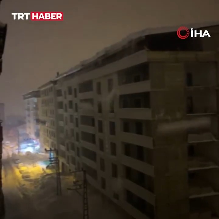 Hakkari'de bir binanın çatısında biriken kar kütleleri enerji hatlarının üzerine düştü.