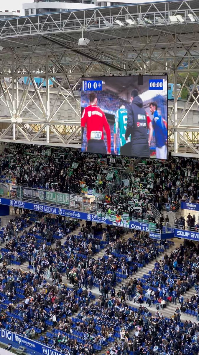 La afición del #RealBetis canta el himno en la previa del partido en el Carlos Tartiere. Masivo desplazamiento bético en Oviedo. El MIRA