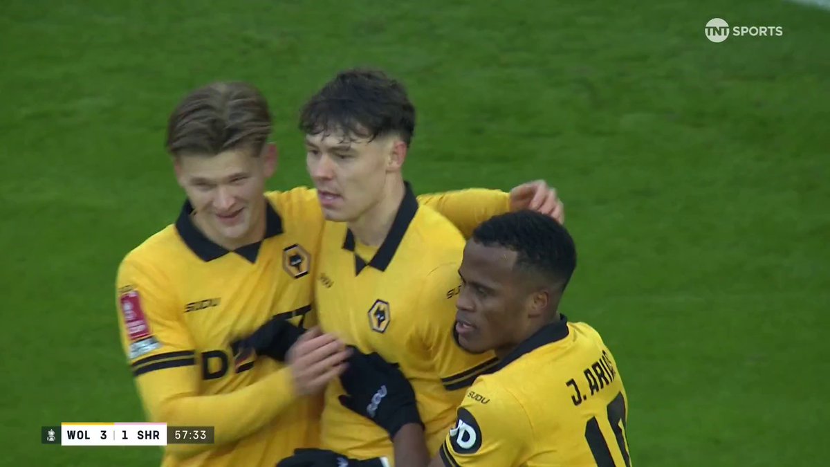It’s a hat-trick for Jorgen Strand Larsen! 🚨 🇳🇴 Three goals and an assist for the Wolves striker to make it 4-1 against Shrewsbury Town. ⚽️ #WWFC | #Wolves